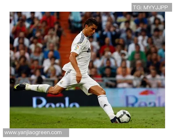 球迷疯狂冲进场内抢C罗球衣引发热议欧冠奇葩瞬间